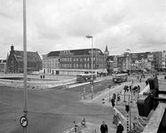 855372 Gezicht op het Vredenburgviaduct over de Catharijnebaan te Utrecht, met twee stadsbussen. Op de achtergrond het ...